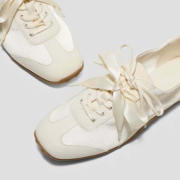 OEM Soft Sole Retro Trainer Shoes Custom Logo Ribbon Lace Up Retro Sneakers